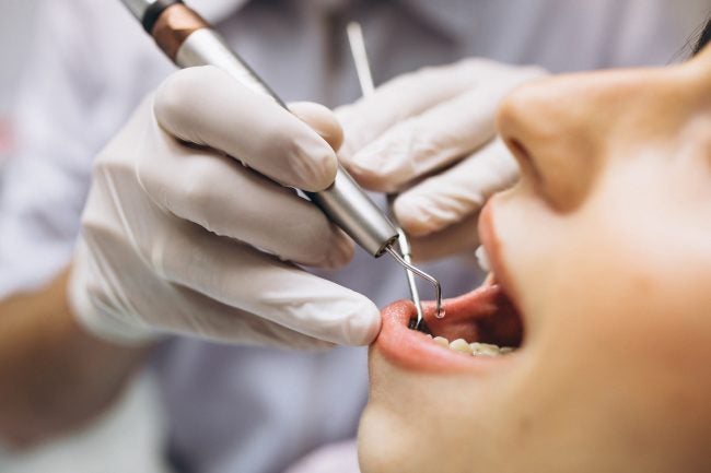 Woman patient at dentist Periodontite e Covid-19 | Saiba quais os cuidados que devem ser redobrados